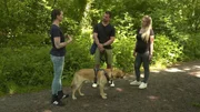 v.l.: Trainerin Ramona Houscht, Kevin und Viviane mit Labrador "Archie". v.l.: Trainerin Ramona Houscht, Kevin und Viviane mit Labrador "Archie".
