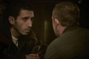 Jalil (Aziz Dyab, l.) spricht mit Roland Orbach (Maximilian Brückner, r.) über den Vorfall. Jalil (Aziz Dyab, l.) spricht mit Roland Orbach (Maximilian Brückner, r.) über den Vorfall.