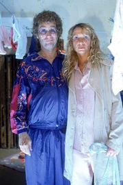 Atze (Atze Schr&ouml;der) und Biene (Heike Kloss) haben Horrorvisionen von sich selbst als Eltern.