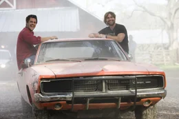 Die Cousins Bo (Seann William Scott, r.) und Luke Duke (Johnny Knoxville, l.) befinden sich in st&auml;ndigen Auseinandersetzungen mit Boss Hogg, dem B&uuml;rgermeister und Patriarchen ihrer Heimatstadt Hazzard County ...