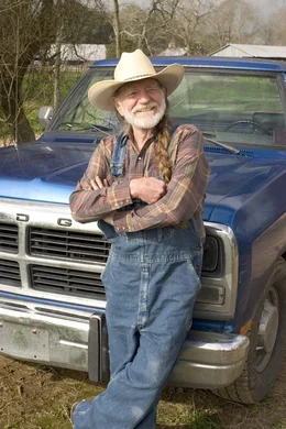 Die Dukes verdienen ihren Lebensunterhalt mit schwarz gebranntem Schnaps: Onkel Jesse (Willie Nelson) braut den leckersten Rachenputzer im ganzen S&uuml;den.