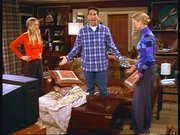 Ross (David Schwimmer, M.) ist sauer, weil Phoebe (Lisa Kudrow, r.) Rotwein &uuml;ber seinen neuen Tisch gegossen hat. Rachel (Jennifer Aniston, l.) versteht die Welt nicht mehr ...
