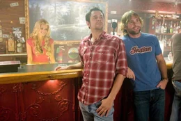 Zusammen mit ihrer rattenscharfen Cousine Daisy (Jessica Simpson, l.) besitzen Bo (Seann William Scott, r.) und Luke (Johnny Knoxville, M.) in dem korrupten Landrat Boss Hogg einen m&auml;chtigen Feind.
