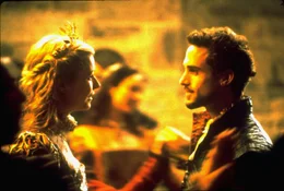 Wird es, anders als bei "Romeo und Julia", ein Happy-end f&uuml;r sie geben? William Shakespeare (Joseph Fiennes, r.) und Viola de Lesseps (Gwyneth Paltrow, l.) sind unsterblich ineinander verliebt ...; Wird es, anders als bei "Romeo und Julia", ein Happy-end f&uuml;r sie geben? William Shakespeare (Joseph Fiennes, r.) und Viola de Lesseps (Gwyneth Paltrow, l.) sind unsterblich ineinander verliebt ...