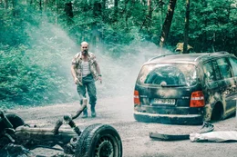 Flake, Kim und Philipp machen sich auf einen Roadtrip zum Bodensee - doch der Neonazi Norbert (Simon B&ouml;er) durchkreuzt ihre Pl&auml;ne.