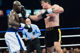 Ein Fernsehsender veranstaltet einen virtuellen Kampf zwischen Rocky (Sylvester Stallone, r.) und dem aktuellen Weltmeister aller Klassen, Mason "The Line" Dixon (Antonio Tarver, l.). In dieser Simulation geht Rocky als Sieger hervor. Nun m&ouml;chte Rocky es noch einmal wissen ...