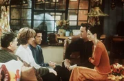 Monica (Courteney Cox, r.) will ihren Eltern Jack (Elliott Gould, l.) und Judy (Christina Pickles, 2.v.l.) schonend beibringen, dass sie mit Chandler (Matthew Perry, 2.v.r.) zusammen ist.