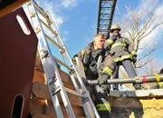 Chicago Fire - Gott hat gesprochen (Staffel 1, Episode 11). Sie holen eine Frau aus einer Grube: David Eigenberg als Christopher Herman, Eamonn Walker als Chief Boden