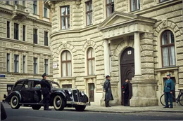 "Die Frau in Gold", Maria Altmann musste als Tochter der Wiener j&uuml;dischen Unternehmerfamilie Bloch-Bauer nach dem Anschluss &Ouml;sterreichs vor den Gr&auml;uel Nazi-Deutschlands fliehen. Ihr Leben hat sie in Los Angeles in Amerika verbracht. In den 1990er Jahren wendet sie sich an den befreundeten Anwalt Randol Schoenberg. Im Nachlass ihrer Schwester ist sie auf Belege gesto&szlig;en, die sie als rechtm&auml;&szlig;ige Erbin mehrerer Gem&auml;lde von Gustav Klimt ausweisen. Gemeinsam mit Schoenberg reist sie nach Wien, der Stadt ihrer Kindheit, und beschlie&szlig;t angesichts der 'Goldenen Adele', des Portr&auml;ts ihrer Tante, den Staat &Ouml;sterreich zu klagen.  SENDUNG: ORF2 - SO - 01.03.2020 - 23:20 UHR. - Veroeffentlichung fuer Pressezwecke honorarfrei ausschliesslich im Zusammenhang mit oben genannter Sendung oder Veranstaltung des ORF bei Urhebernennung.