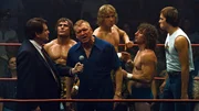 In Texas der fr&uuml;hen 1980er streben Kevin, David, Kerry und Mike Von Erich unter dem Druck ihres Vaters Fritz nach Ruhm im Profi-Wrestling, w&auml;hrend famili&auml;re Spannungen und Schicksalsschl&auml;ge ihr Leben beeinflussen. (Foto, v.l.n.r.: Zac Efron, Holt McCallany, Harris Dickinson, Jeremy Allen White, Stanley Simons)