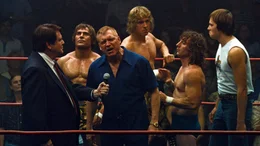 In Texas der fr&uuml;hen 1980er streben Kevin, David, Kerry und Mike Von Erich unter dem Druck ihres Vaters Fritz nach Ruhm im Profi-Wrestling, w&auml;hrend famili&auml;re Spannungen und Schicksalsschl&auml;ge ihr Leben beeinflussen. (Foto, v.l.n.r.: Zac Efron, Holt McCallany, Harris Dickinson, Jeremy Allen White, Stanley Simons)