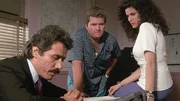 Eine Patrone aus einer Automatikwaffe führt den Ermittler Gil Grissom (William Petersen) auf die richtige Fährte. Eine Patrone aus einer Automatikwaffe führt den Ermittler Gil Grissom (William Petersen) auf die richtige Fährte.