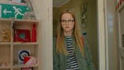 Floor (Bobbie Mulder) steht in der Tür von Kees´ Zimmer, während er einen wichtigen Brief öffnet. Floor (Bobbie Mulder) steht in der Tür von Kees´ Zimmer, während er einen wichtigen Brief öffnet.