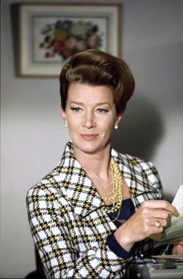 Moneypenny (Lois Maxwell)  +++ Die Verwendung des sendungsbezogenen Materials ist nur mit dem Hinweis und Verlinkung auf RTL+ gestattet. +++
