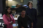 (v.l.n.r.) Dr. Tara Lewis (Aisha Tyler); Matt Simmons (Daniel Henney); Dr. Spencer Reid (Matthew Gray Gubler) (v.l.n.r.) Dr. Tara Lewis (Aisha Tyler); Matt Simmons (Daniel Henney); Dr. Spencer Reid (Matthew Gray Gubler)