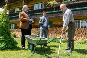 F&uuml;r die Kommissare Stadler (Dieter Fischer, l.) und Hansen (Igor Jeftić, M.) steht eine weitere Person unter Verdacht: Biobauer Lukas Hirsch (Rainer Haustein, r.).