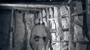 Lassing - ein Name, der aus der j&uuml;ngeren &ouml;sterreichischen Geschichte nicht mehr wegzudenken ist. Zum heurigen 20. Jahrestag werden alle Hintergr&uuml;nde zu dieser Bergwerkskatastrophe, die sowohl &Ouml;sterreich als auch den heimischen Bergbau ver&auml;ndert hat, gezeigt. Die Bilder von der wundersamen Errettung des bereits totgeglaubten Bergmannes Georg Hainzl haben sich ebenso ins kollektive Bewusstsein eingegraben wie die Nachricht, dass der Suchtrupp von zehn Kumpels hoffnungslos versch&uuml;ttet worden ist. Der steirische Regisseur Alfred Ninaus sowie Drehbuchautor und Co-Regisseur Fritz Aigner und Redakteur Rainer Springenschmid haben in monatelanger akribischer Arbeit alle Hintergr&uuml;nde zu diesem Ungl&uuml;ck recherchiert. Im Bild: ein Stollen in Lassing.