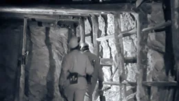 Lassing - ein Name, der aus der j&uuml;ngeren &ouml;sterreichischen Geschichte nicht mehr wegzudenken ist. Zum heurigen 20. Jahrestag werden alle Hintergr&uuml;nde zu dieser Bergwerkskatastrophe, die sowohl &Ouml;sterreich als auch den heimischen Bergbau ver&auml;ndert hat, gezeigt. Die Bilder von der wundersamen Errettung des bereits totgeglaubten Bergmannes Georg Hainzl haben sich ebenso ins kollektive Bewusstsein eingegraben wie die Nachricht, dass der Suchtrupp von zehn Kumpels hoffnungslos versch&uuml;ttet worden ist. Der steirische Regisseur Alfred Ninaus sowie Drehbuchautor und Co-Regisseur Fritz Aigner und Redakteur Rainer Springenschmid haben in monatelanger akribischer Arbeit alle Hintergr&uuml;nde zu diesem Ungl&uuml;ck recherchiert. Im Bild: ein Stollen in Lassing.