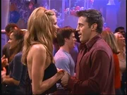 Joey (Matt LeBlanc, r.) freut sich auf den Neujahrs-Countdown, denn er hofft, dann Janine (Elle Macpherson, l.) k&uuml;ssen zu k&ouml;nnen.