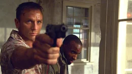 James Bond (Daniel Craig, l.), Mollaka (Sebastien Foucan)