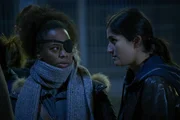 Dora Diara (Maryam Abu Khaled, l.) und Hasty Rostami (Sogol Faghani, r.) sind auf dem Weg zu ihrem illegalen Job am Flughafen. Dora Diara (Maryam Abu Khaled, l.) und Hasty Rostami (Sogol Faghani, r.) sind auf dem Weg zu ihrem illegalen Job am Flughafen.