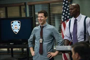 Jake Peralta (Andy Samberg, l.); Terry Jeffords (Terry Crews, r.)