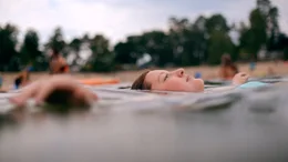 Die eher introvertierte Yara bewundert Whitney f&uuml;r ihre Selbstsicherheit.