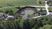 Nach dem Grubenungl&uuml;ck tat sich an der Oberfl&auml;che ein riesiger Krater auf.