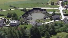 Nach dem Grubenungl&uuml;ck tat sich an der Oberfl&auml;che ein riesiger Krater auf.