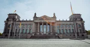 Das Vertrauen in Medien, Politik und staatliche Institutionen gerät zunehmend unter Druck - gesellschaftliche Gräben werden sichtbarer. Der Film stellt die Frage, wie wir uns trotzdem noch begegnen können. Das Vertrauen in Medien, Politik und staatliche Institutionen gerät zunehmend unter Druck - gesellschaftliche Gräben werden sichtbarer. Der Film stellt die Frage, wie wir uns trotzdem noch begegnen können.