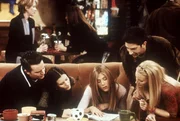 (v.l.n.r.) Chandler (Matthew Perry), Monica (Courteney Cox), Rachel (Jennifer Aniston), Phoebe (Lisa Kudrow) und Ross (David Schwimmer) begutachten einen Witz im Playboy. (v.l.n.r.) Chandler (Matthew Perry), Monica (Courteney Cox), Rachel (Jennifer Aniston), Phoebe (Lisa Kudrow) und Ross (David Schwimmer) begutachten einen Witz im Playboy.