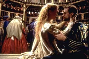 William "Will" Shakespeare (Joseph Fiennes, r.) verliebt sich auf einer Gesellschaft unsterblich in die sch&ouml;ne Viola (Gwyneth Paltrow, l.). Er ahnt nicht, dass sie und sein Schauspieler Thomas Kent ein und dieselbe Person sind ...