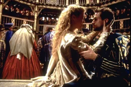 William "Will" Shakespeare (Joseph Fiennes, r.) verliebt sich auf einer Gesellschaft unsterblich in die sch&ouml;ne Viola (Gwyneth Paltrow, l.). Er ahnt nicht, dass sie und sein Schauspieler Thomas Kent ein und dieselbe Person sind ...