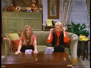 Rachel (Jennifer Aniston, l.) hat einen neuen Tisch gekauft, und versucht ihn Phoebe (Lisa Kudrow, r.) schmackhaft zu machen ...