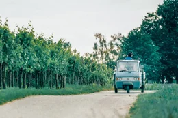 Mit einem geklauten italienischen Mopedauto begeben sich Flake (Jakob Schmidt, li.), Kim (Emma Flo&szlig;mann) und Philipp (Daniel Rodic, hi.) auf einen Roadtrip zum Bodensee.