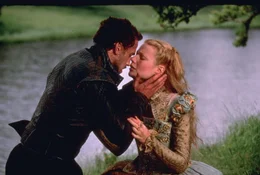 "Und Liebe wagt, was irgend Liebe kann": Die Begegnung mit Violet (Gwyneth Paltrow, r.) inspiriert Will (Joseph Fiennes, l.) zu seinem unsterblichen Drama "Romeo und Julia" ...