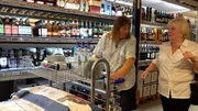 Marion und Holger betreiben die Bauernstube in der Kleingartenanlage. Bald steht das große Erntedankfest und dafür muss noch einiges besorgt werden auf dem Großmarkt. Marion und Holger betreiben die Bauernstube in der Kleingartenanlage. Bald steht das große Erntedankfest und dafür muss noch einiges besorgt werden auf dem Großmarkt.
