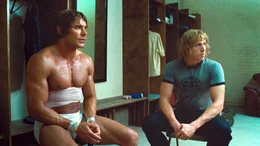 Kevin (Zac Efron, li.) und David (Harris Dickinson) nach einem Kampf