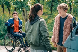Als Kim (Emma Flo&szlig;mann) sich nach dem Roadtrip alleine auf den Heimweg macht, versuchen Flake (Jakob Schmidt, re.) und Philipp (Daniel Rodic, li.) sie einzuholen - Flake muss Kim etwas wichtiges mitteilen.