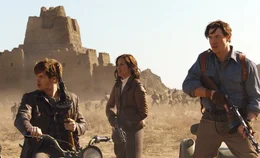 Alex (Luke Ford, li.) mit seinen Eltern Evelyn (Maria Bello) und Rick (Brendan Fraser, re.)