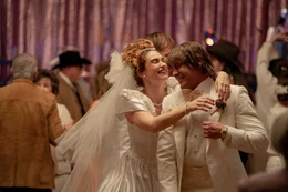 Lily James als Pam und Zac Efron als Kevin Von Erich