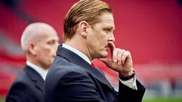 Trainer Ronald Koeman (Gijs Naber) verhilft dem jungen Zlatan zum Durchbruch bei Ajax Amsterdam