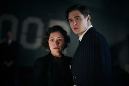 Tatiana Maslany (Maria Altmann, jung), Max Irons (Fritz).
