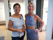 Claudia (r.) und Shoppingbegleitung Gabi.