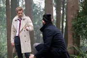 John Constantine (Matt Ryan, l.); Bishop (Raffi Barsoumian, r.)