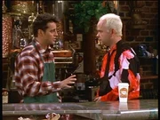 Joey (Matt LeBlanc, l.) hat einen Job in Gunthers (James Michael Tyler, r.) Café angenommen. Joey (Matt LeBlanc, l.) hat einen Job in Gunthers (James Michael Tyler, r.) Café angenommen.