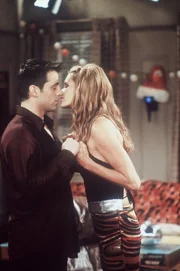 Endlich darf Joey (Matt LeBlanc, l.) seine Traumfrau Janine (Elle Macpherson, r.) k&uuml;ssen.