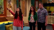 v.li.: Phoebe Thunderman (Kira Kosarin), Barbara "Barb" Thunderman (Rosa Blasi), Hank Thunderman (Chris Tallman) v.li.: Phoebe Thunderman (Kira Kosarin), Barbara "Barb" Thunderman (Rosa Blasi), Hank Thunderman (Chris Tallman)