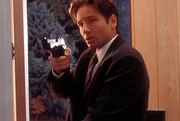 Mulder (David Duchovny) h&auml;lt den Arzt einer Sch&ouml;nheitsklinik davon ab, seinen Patienten umzubringen.
