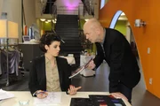 Carla (Sarah Mühlhause, l.) gerät immer mehr in Brunos (K. Dieter Klebsch, r.) Fadenkreuz, da sich jetzt auch noch herausstellt, dass die Presse fälschlicherweise Carlas Kleider für die offiziell auf dem Schiff präsentierte Lanford Kollektion hält ... Carla (Sarah Mühlhause, l.) gerät immer mehr in Brunos (K. Dieter Klebsch, r.) Fadenkreuz, da sich jetzt auch noch herausstellt, dass die Presse fälschlicherweise Carlas Kleider für die offiziell auf dem Schiff präsentierte Lanford Kollektion hält ...